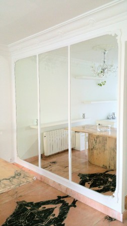 Decoración de pared con molduras y espejos